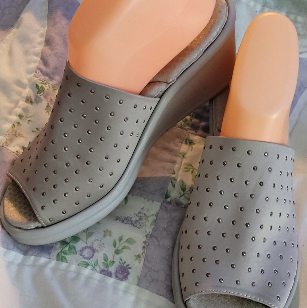 Women's Skechers size 9 Tempur-Pedic Soul slip-on wedges shoes gray gold